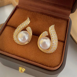 Big Pearl Earrings In Gold With Shiny Diamonds